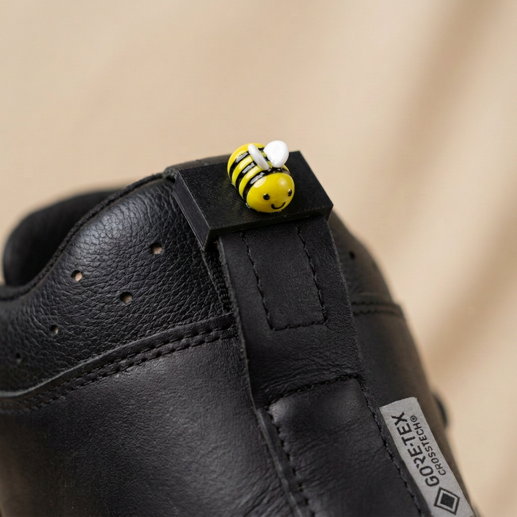 Stiefling Biene Clip Nahaufnahme auf der oberen Zuglasche des Stiefels